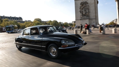 Stimmungsvoller geht es nicht: In der klassischen DS geht's rund um den Arc de Triomphe. (Foto: Greg Jongerlynck/Citroën/dpa-tmn)