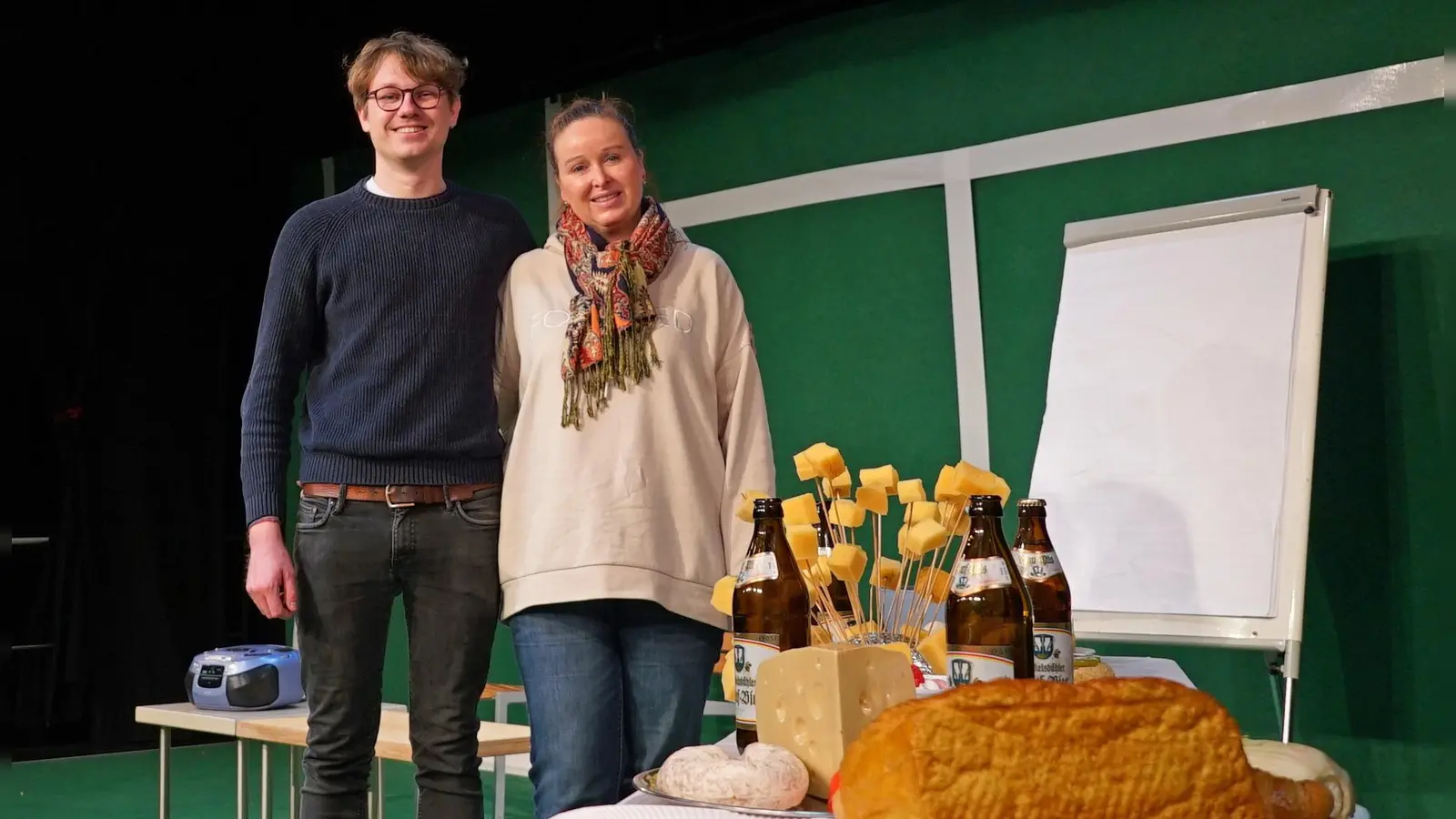 Bringen mit „Extrawurst“ in Dinkelsbühl eine doppelbödige Vereinssitzung auf die Bühne des Landestheaters: die Regisseurin Juliane Abt und der Dramaturg Felix J. Mohr. (Foto: Elke Walter)
