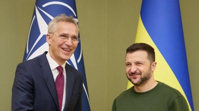 Wolodymyr Selenskyj (r.) begrüßt Jens Stoltenberg in Kiew. (Foto: ---/Ukrainian Presidential Press Office/AP/dpa)