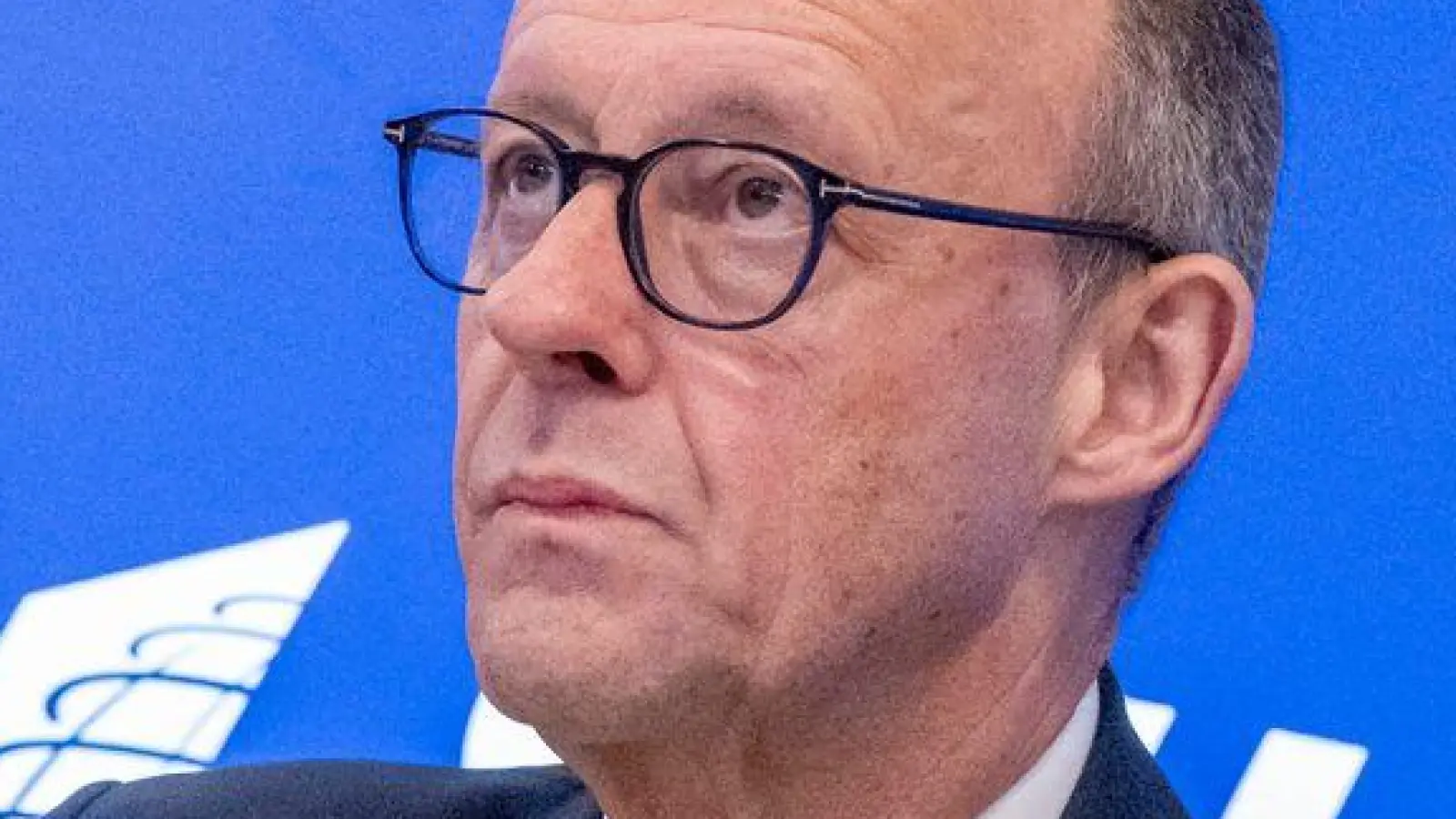 Bundeskanzler Friedrich Merz lobt die Abläufe in Berlin zur Bewältigung der Stromkrise.  (Foto: Peter Kneffel/dpa)