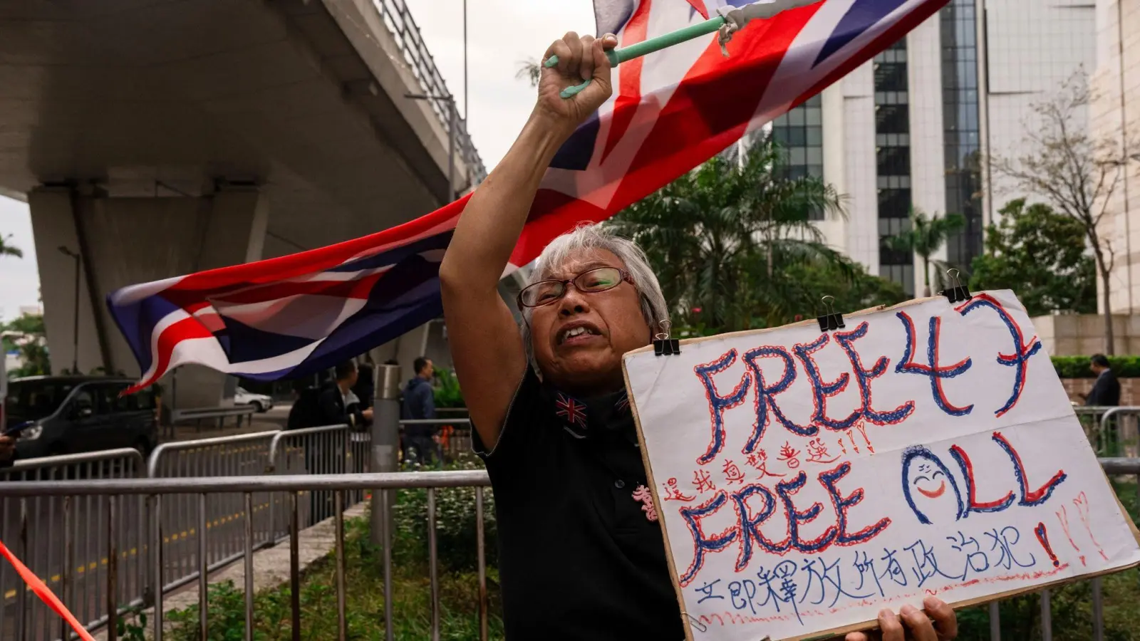 Eine als „Oma Wong” bekannte Demokratieaktivistin protestiert in Hongkong. Die Polizei hat Haftbefehle gegen fünf weitere im Ausland lebende Aktivisten erlassen. (Foto: Louise Delmotte/AP/dpa)