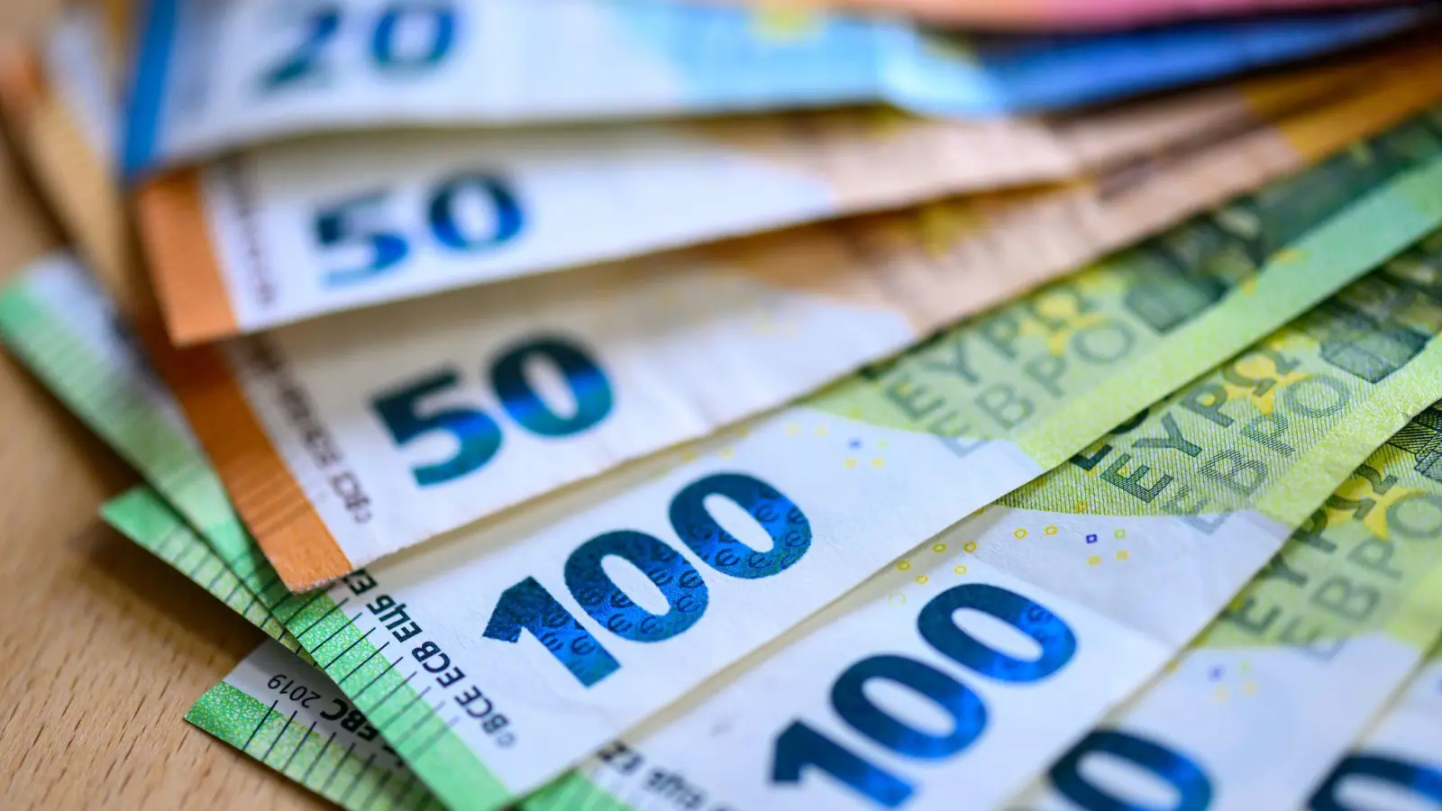 Voraussichtlich Ende 2026 wird der EZB-Rat entscheiden, wie die neuen Banknoten aussehen werden. (Archivbild) (Foto: Hendrik Schmidt/dpa)