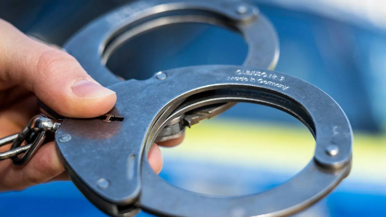 Der Verdächtige stellt sich bei der Polizei. (Symbolbild) (Foto: David Inderlied/dpa)