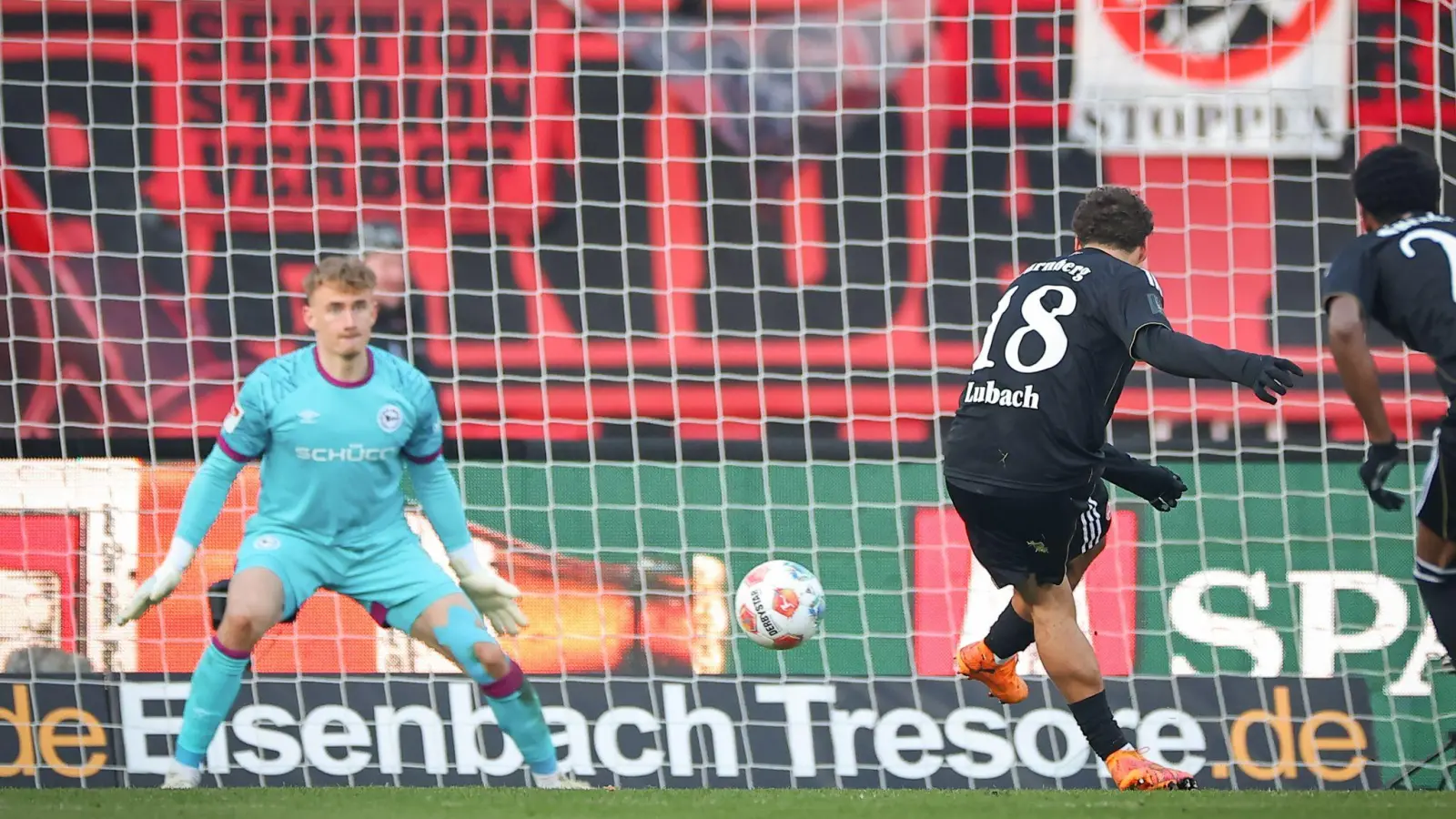 Der Nürnberger Wegbereiter: Rafael Lubach erzielt per Foulelfmeter das 1:0. (Foto: Daniel Karmann/dpa)