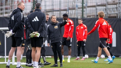 Marie-Louise Eta bereitet die Profis des 1. FC Union auf das Spiel gegen Wolfsburg vor. (Foto: Matthias Koch/dpa)