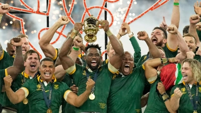 Südafrikas Siya Kolisi hebt den Pokal in die Höhe. (Foto: Christophe Ena/AP)