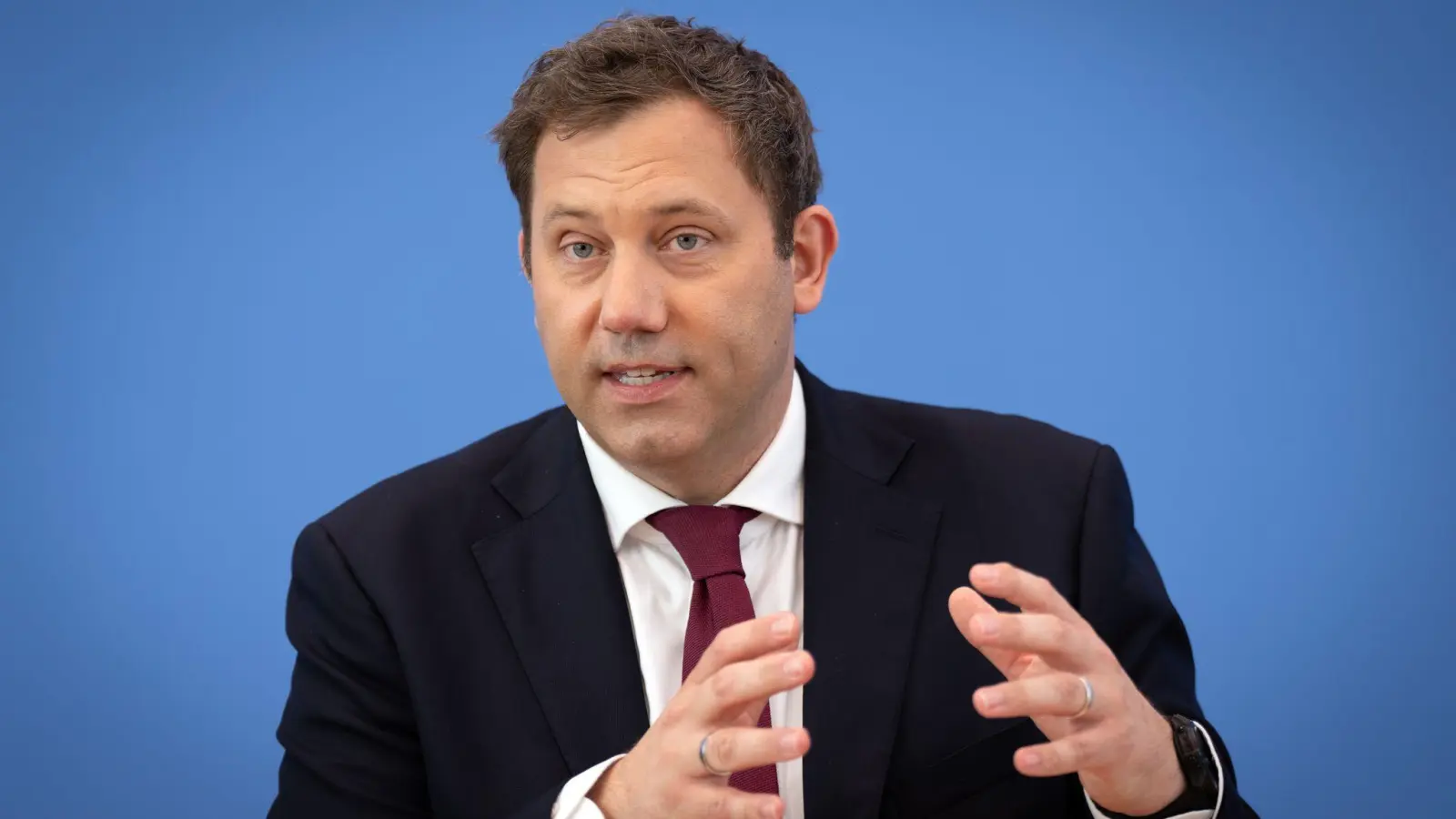 Der Finanzminister will Investitionen hochfahren - und kündigt schon neue Sparzwänge an.  (Foto: Soeren Stache/dpa)