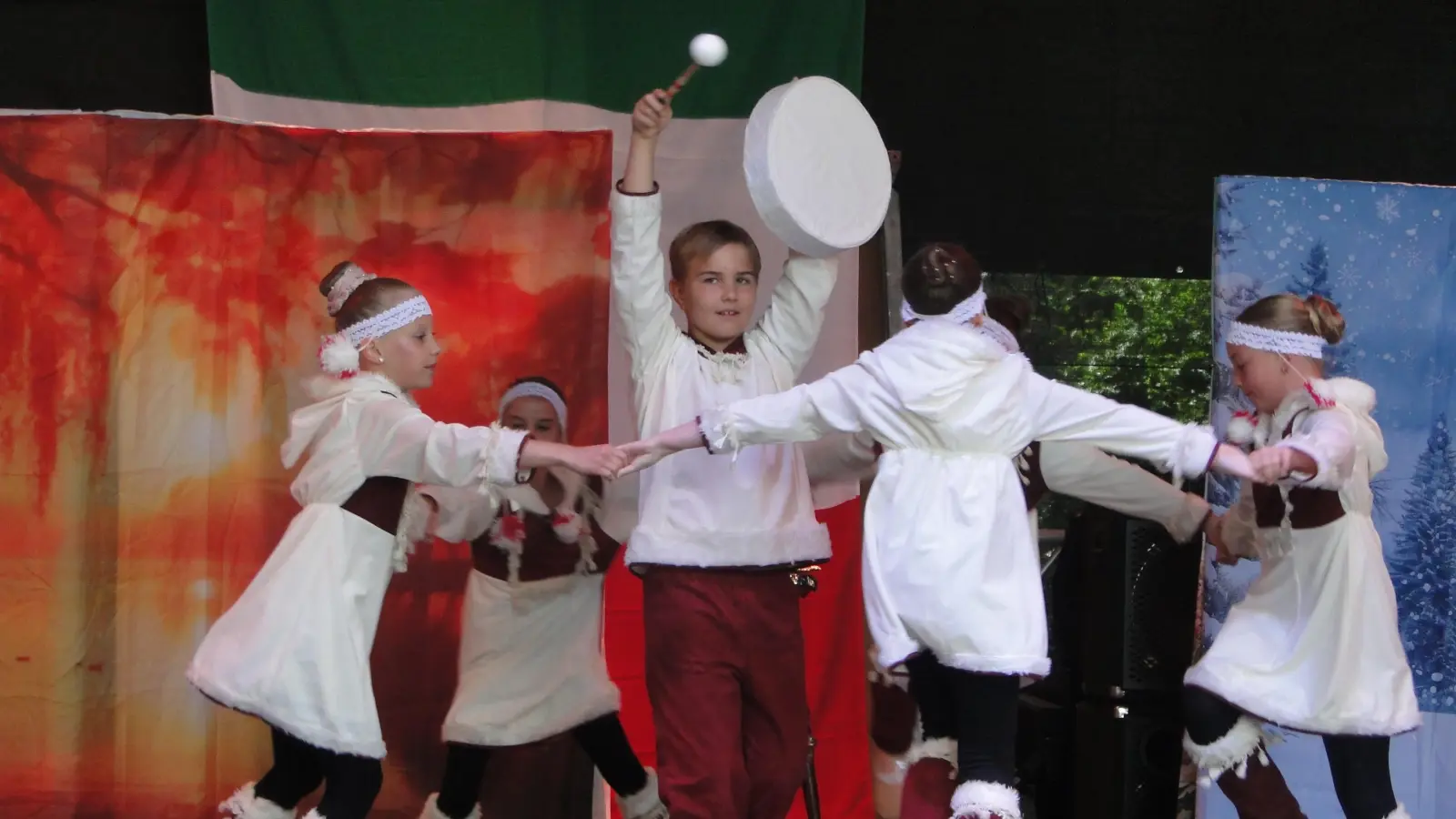 Die Kinder vom Theater Integral und von der Gruppe Dance Paradise boten eine tolle Show auf der großen Bühne. (Foto: Winfried Vennemann)