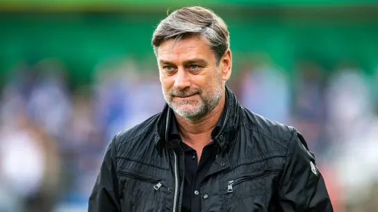 Der Geschäftsführer Sport des Fußball-Zweitligisten Karlsruher SC: Oliver Kreuzer. (Foto: David Inderlied/dpa)