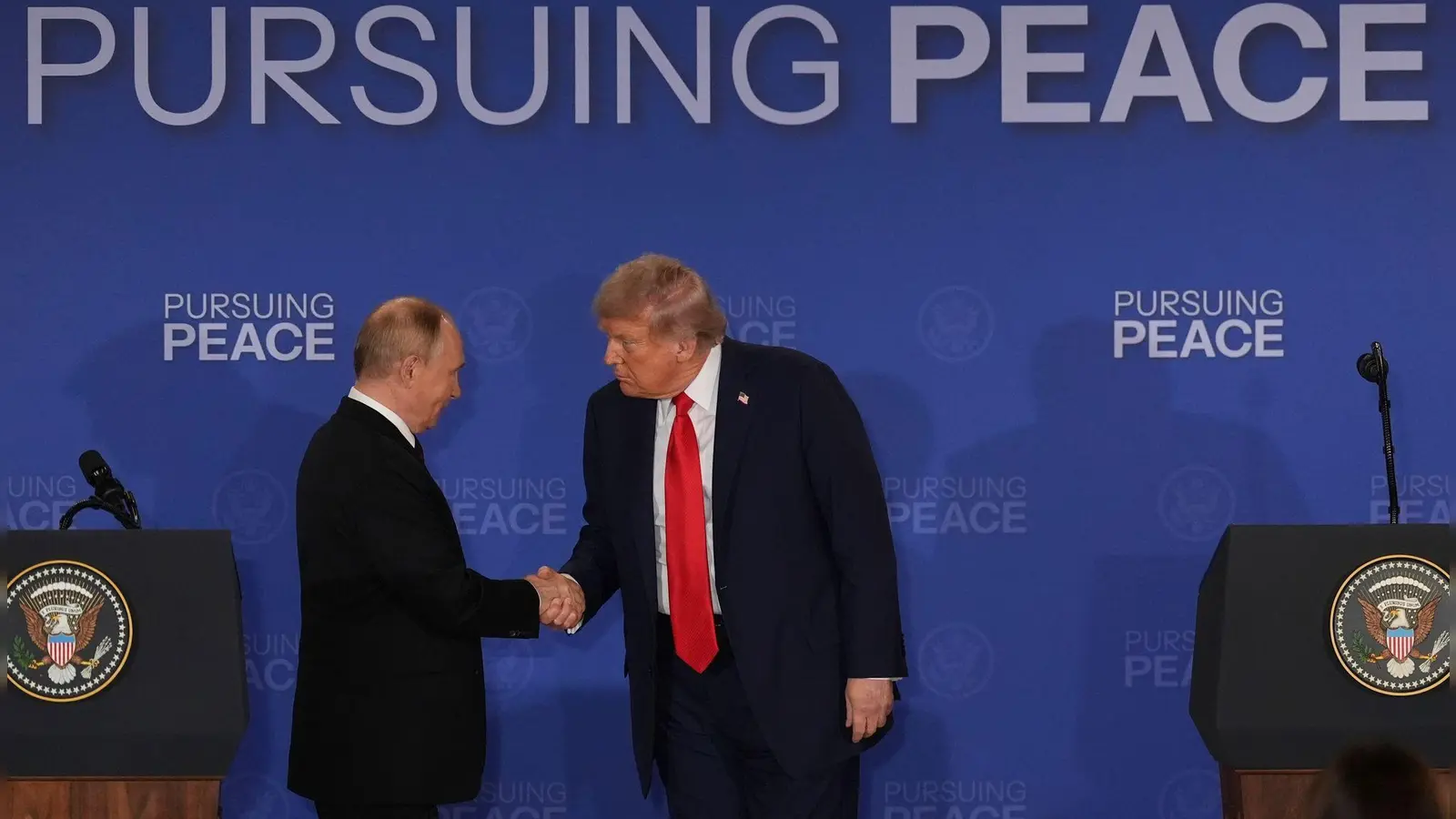 Die russische Führung sieht sich nach dem Gipfel bestätigt, dass Kampfhandlungen und Verhandlungen im Krieg parallel möglich sind. (Foto: Jae C. Hong/AP/dpa)