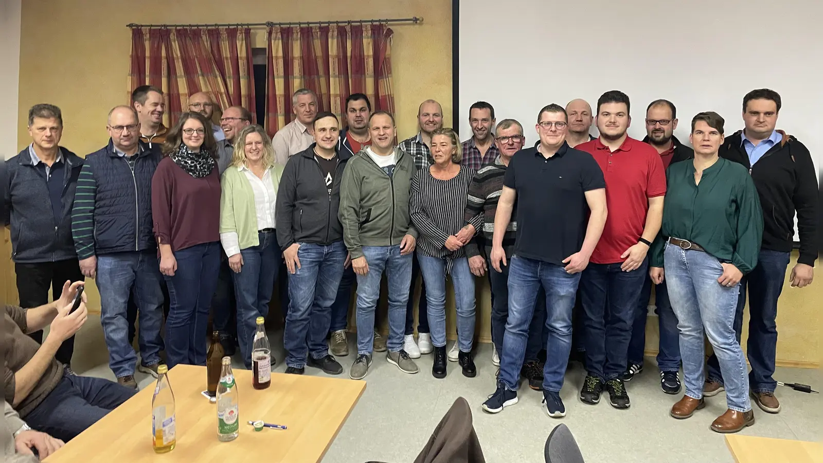 Die Liste für die Kommunalwahl in Geslau steht. Das Foto zeigt die nominierten Frauen und Männer mit Bürgermeisterkandidatin Claudia Reingruber (Zweite von rechts). (Foto: Cedric Sterner)