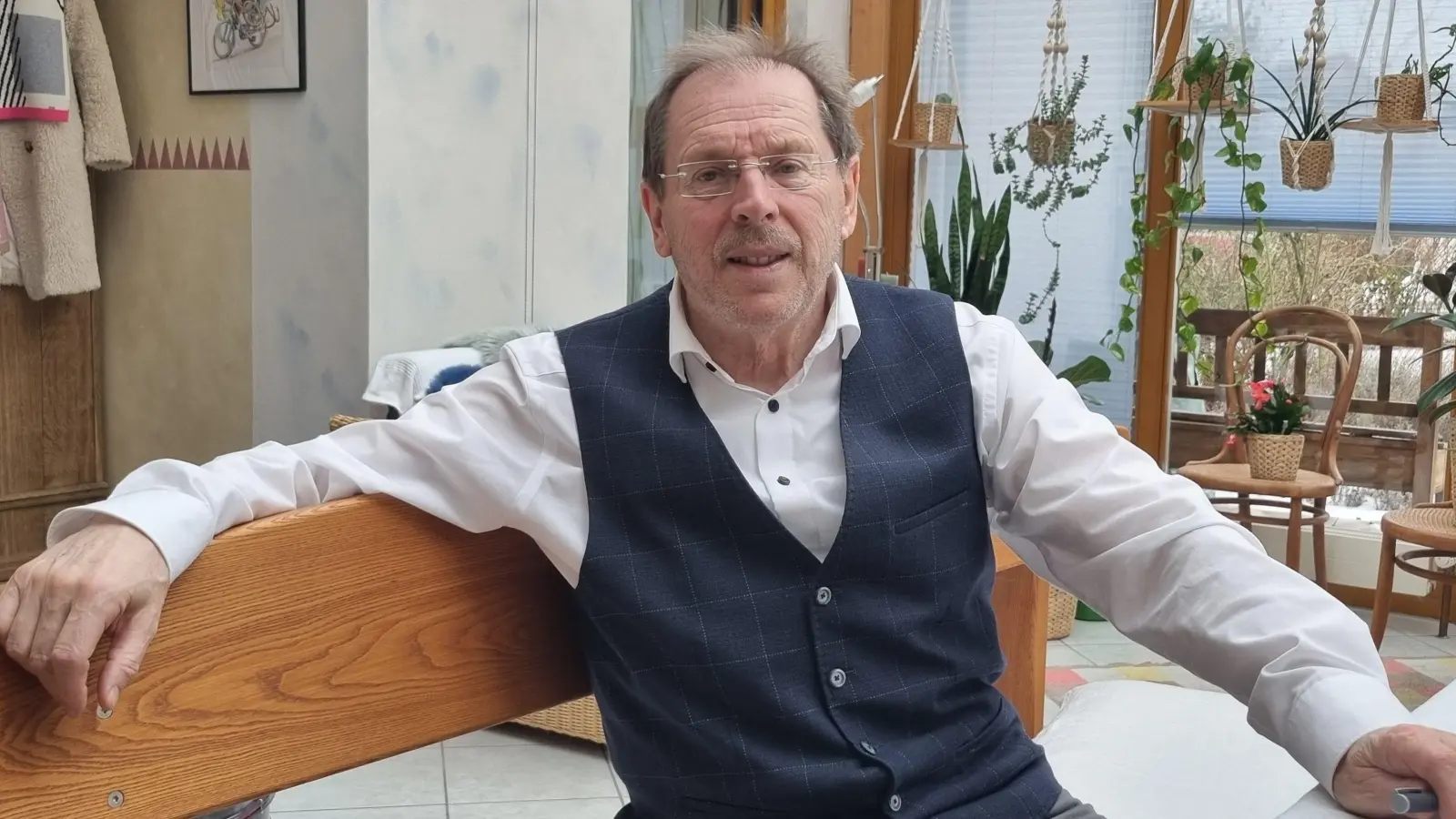 Hans Herold am Esstisch seines Ipsheimer Hauses: Nach 20 Jahren im Landtag genießt er mittlerweile seinen Unruhestand. (Foto: Patrick Lauer)