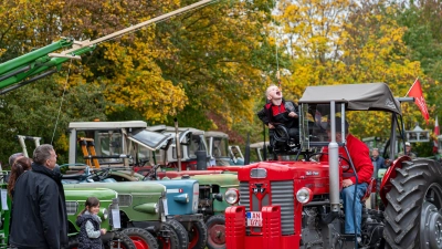 Bei „Fang die Wurst“ gilt es, während der Fahrt mit dem Schlepper eine an einem Seil befestigte Wurst mit dem Mund zu schnappen – eine Herausforderung, die nicht nur Geschick, sondern auch Humor verlangt. (Foto: Mirko Fryska)