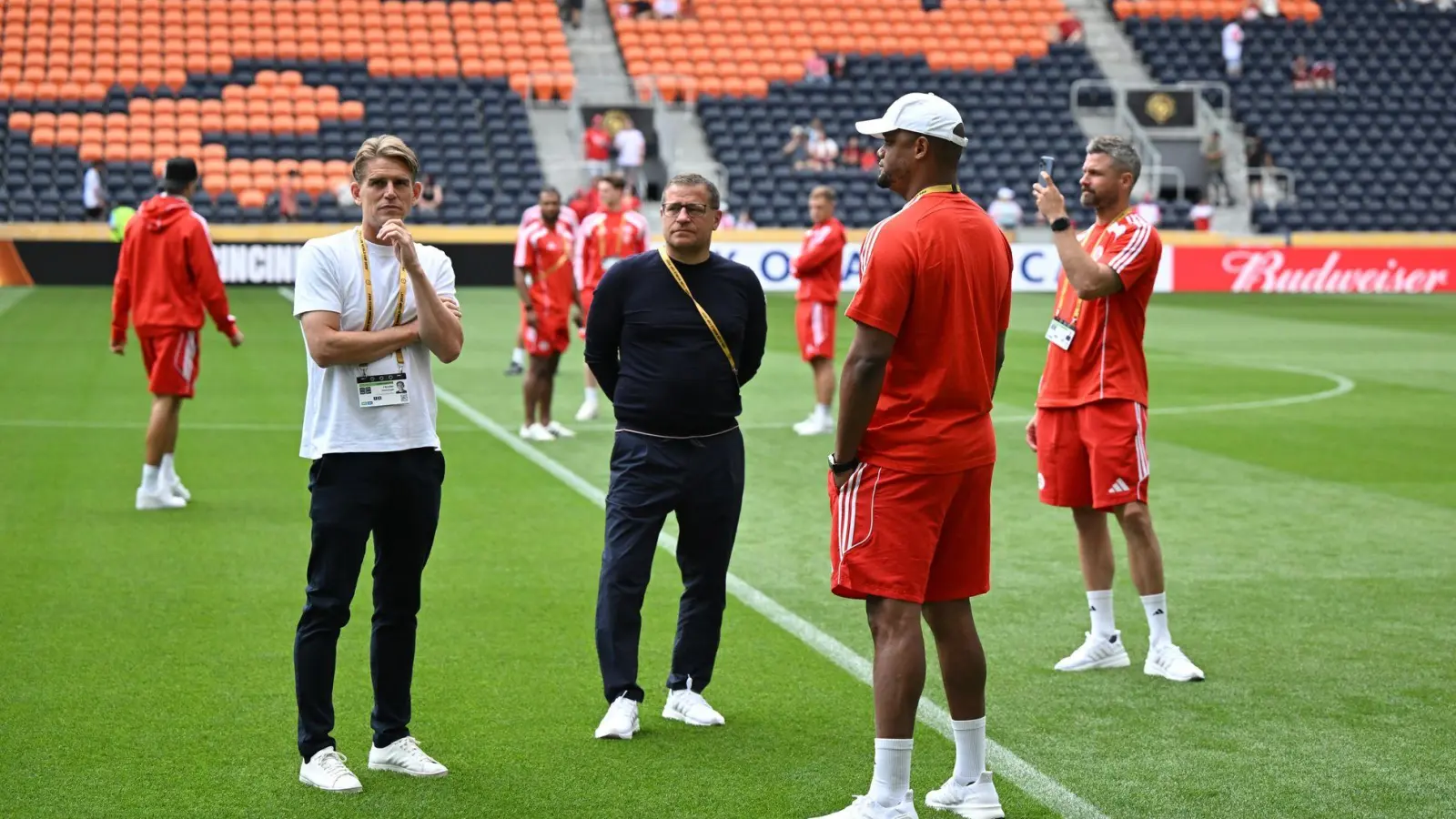 Über die Zukunft von Sportvorstand Max Eberl (m) und Sportdirektor Christoph Freund (l) wird spekuliert. (Foto: Sven Hoppe/dpa)