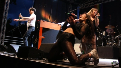 Gut gelaunte Fans, feuchte Wiesen und viel Musik: Beim Weinturm Open Air wird bis zum Sonntag gefeiert. (Foto: Jens Plackner)