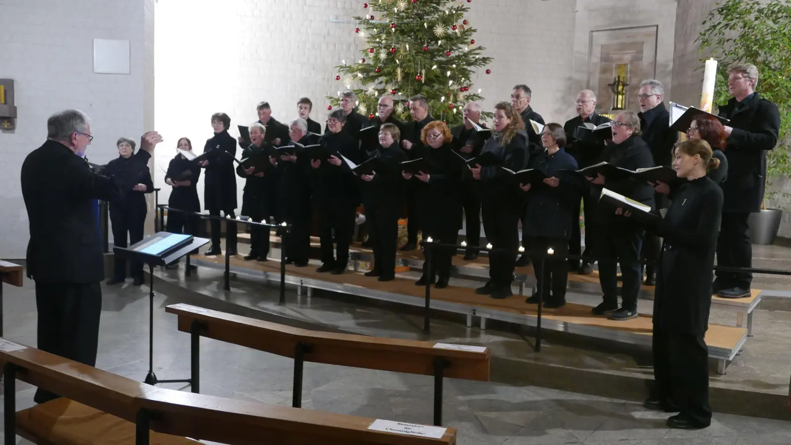 Einen schönen musikalischen Abschluss der Weihnachtszeit bescherte das Consortium Cantorum den Zuhörern in der Stadtpfarrkirche in Feuchtwangen. (Foto: Roman Kocholl)