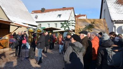 Mit adventlichen Liedern hat der Posaunenchor am Sonntag den Weihnachtsmarkt am Türkeiplatz eröffnet. Acht Vereine und der Kindergarten warteten dort mit einem vielfältigen Angebot auf. (Foto: Yvonne Neckermann)