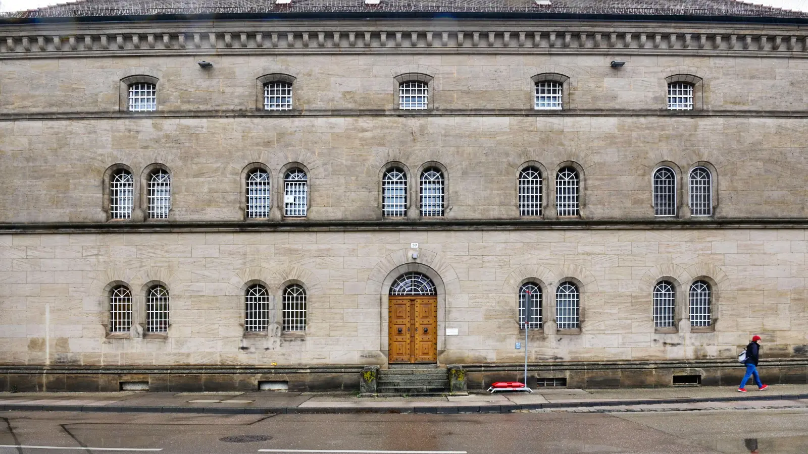 Gab es hinter den dicken Mauern der Justizvollzugsanstalt Ansbach einen versuchten Totschlag? Die Frage bleibt vorerst ungeklärt.  (Archivbild: Jim Albright)