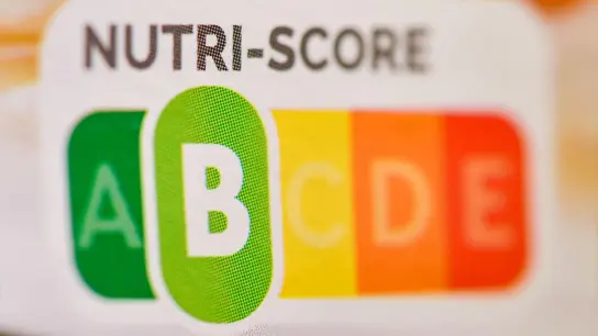 Der sogenannte „Nutri-Score“ ist eine farbliche Nährwertkennzeichnung auf einem Fertigprodukt. (Foto: Patrick Pleul/dpa-Zentralbild/dpa)