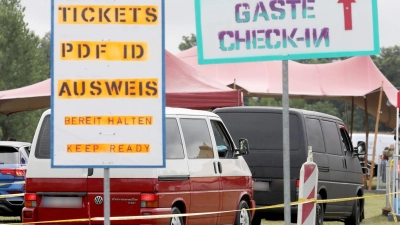 Festivalbesuch mit dem Auto – klingt nach Freiheit, braucht aber Planung: Mit diesen Tipps kommt man entspannter hin (und wieder weg). (Foto: Bernd Wüstneck/dpa-Zentralbild/dpa-tmn)