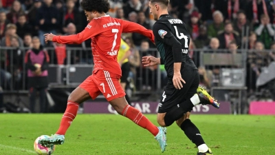 Serge Gnabry (l) von München kämpft mit Niklas Stark von Bremen um den Ball. (Foto: Sven Hoppe/dpa)