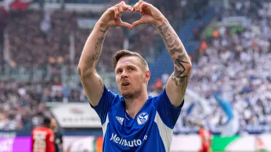 Schalke-Stürmer Sebastian Polter traut seinem Team eine schnelle Rückkehr in das Fußball-Oberhaus zu. (Foto: David Inderlied/dpa)