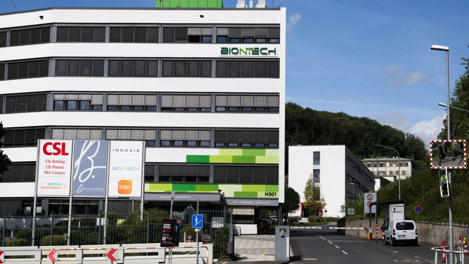 Das Werk in Marburg hatte Biontech einst selbst von Novartis übernommen, nun dürften dort Anfang 2028 die Lichter ausgehen. (Archivfoto) (Foto: Boris Roessler/dpa)
