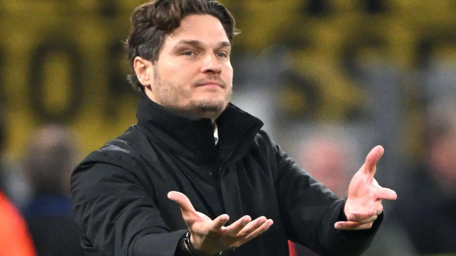 Dortmunds Trainer Edin Terzic gibt Anweisungen an der Seitenlinie. (Foto: Federico Gambarini/dpa)