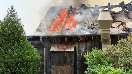 Flammen und Rauch steigen aus einem Gebäude auf dem Gelände des Freizeitparks Karls Erlebnis-Dorf im brandenburgischen Elstal bei Wustermark. (Foto: -/tv7news.de/dpa)