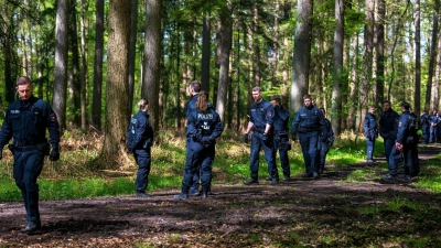 Einsatzkräfte suchen im niedersächsischen Bremervörde nach dem vermissten sechs Jahre alten Kind. (Foto: Sina Schuldt/dpa)