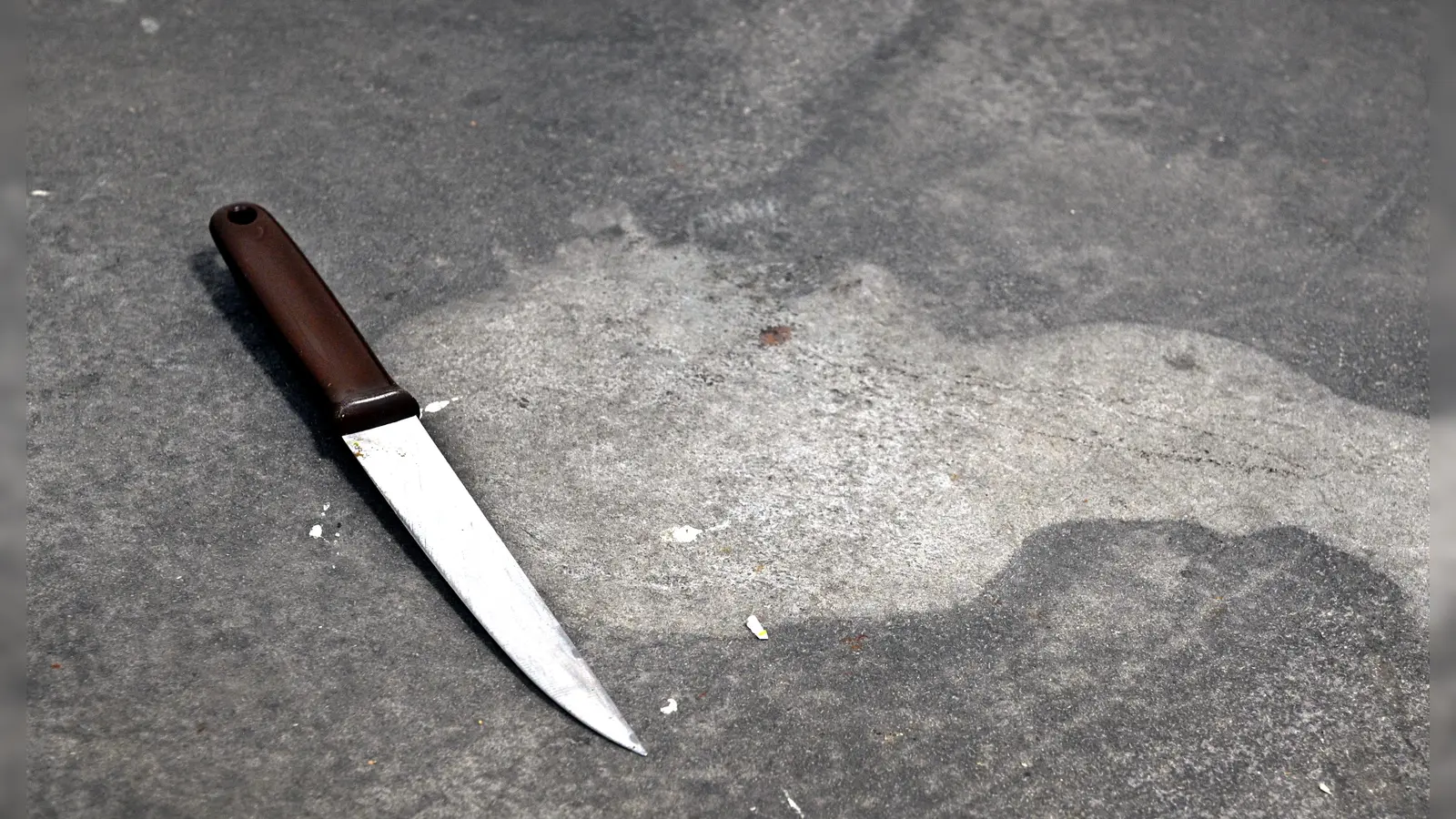 Ein 27-Jähriger hat mit einem Messer im Anschlag seinen Mitbewohner in Bad Windsheim beraubt. (Symbolbild: Anna Beigel)