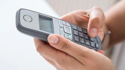 Umfrage: 71 Prozent der Deutschen nutzen zumindest gelegentlich das Festnetztelefon. (Foto: Christin Klose/dpa-tmn)