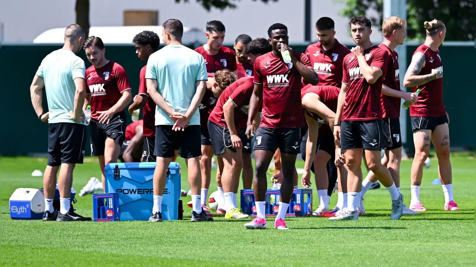 Der FC Augsburg ist seit einer Woche im Training. (Archivbild) (Foto: Sven Hoppe/dpa)