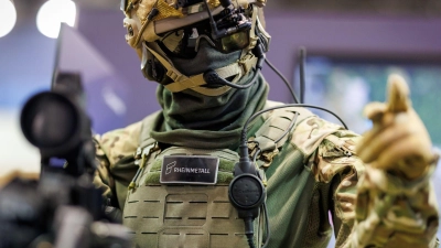 Die Gladius genannte Kampfausrüstung von Rheinmetall auf der Nürnberger Sicherheitstechnik-Messe Enforce Tac 2025. Ähnlich sieht die nun bestellte Bundeswehr-Ausrüstung aus. (Archivbild) (Foto: Daniel Karmann/dpa)
