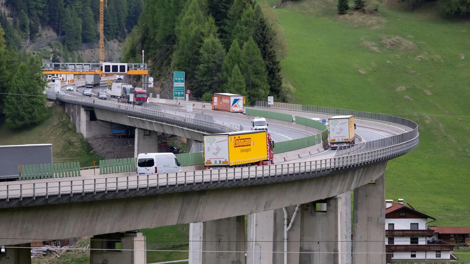 Immer mehr Autos und Lastwagen auf der Brennerautobahn sorgen seit Jahren für Streit zwischen Bayern, Österreich und Italien. (Archivbild) (Foto: Sven Hoppe/dpa)