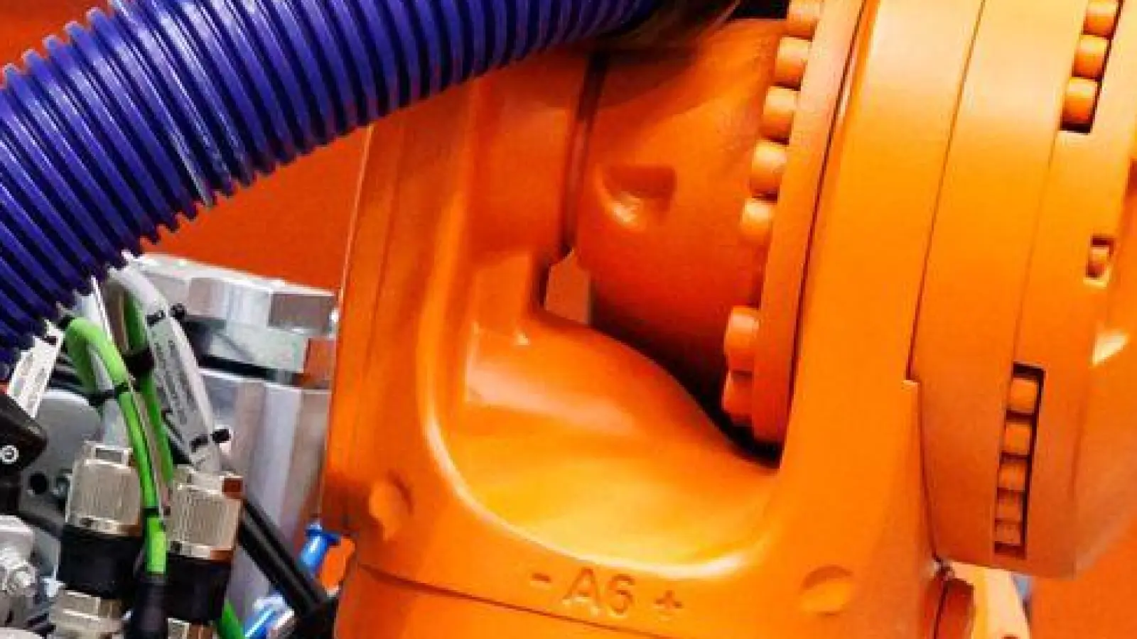 Die Flaute in der bayerischen Metall- und Elektroindustrie hält auch nach drei Jahren weiter an. (Symbolbild) (Foto: Daniel Karmann/dpa)