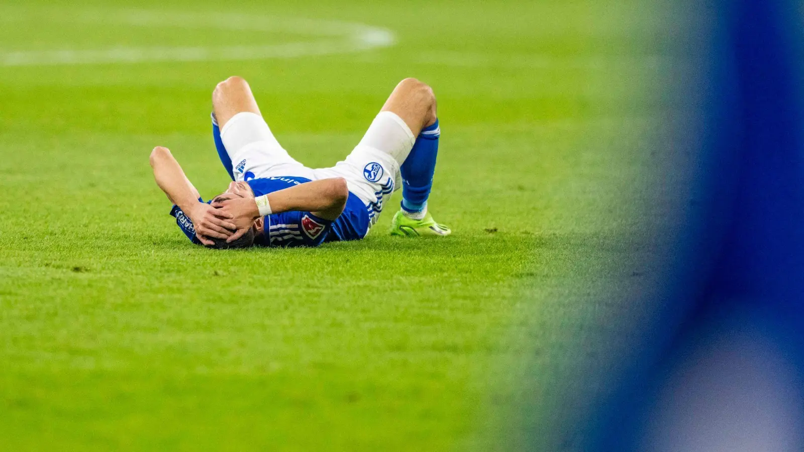 Schalkes Tom Krauß liegt nach dem Schlusspfiff auf dem Boden. (Foto: David Inderlied/dpa)