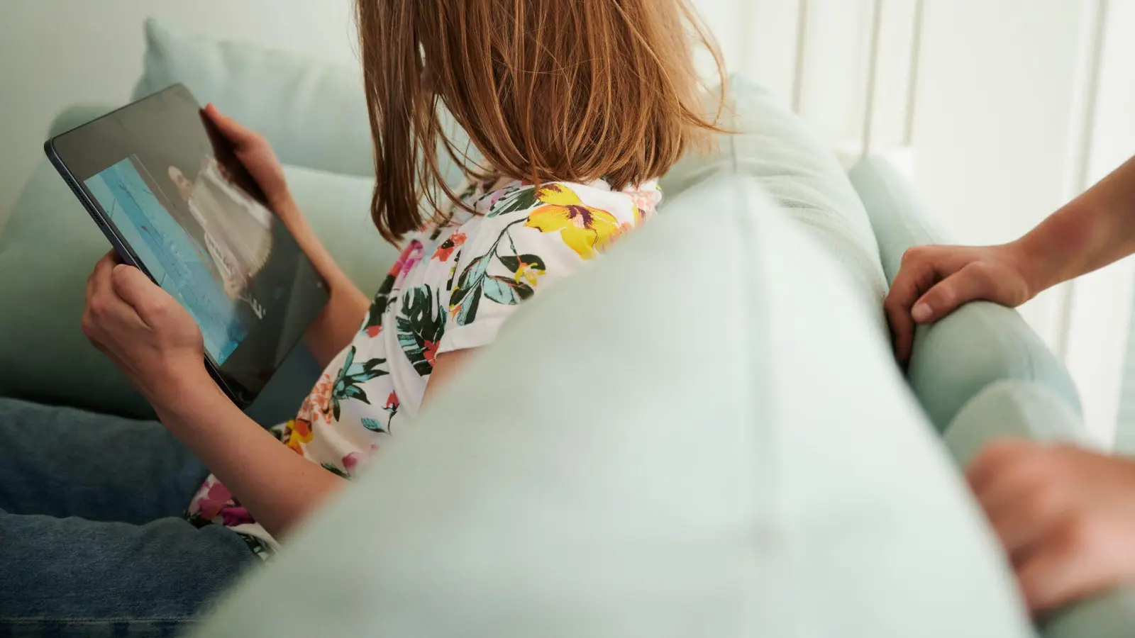 Dass Kinder so viel am Tablet oder Smartphone hängen, macht vielen Eltern große Sorgen. (Symbolbild) (Foto: Annette Riedl/dpa/dpa-tmn)