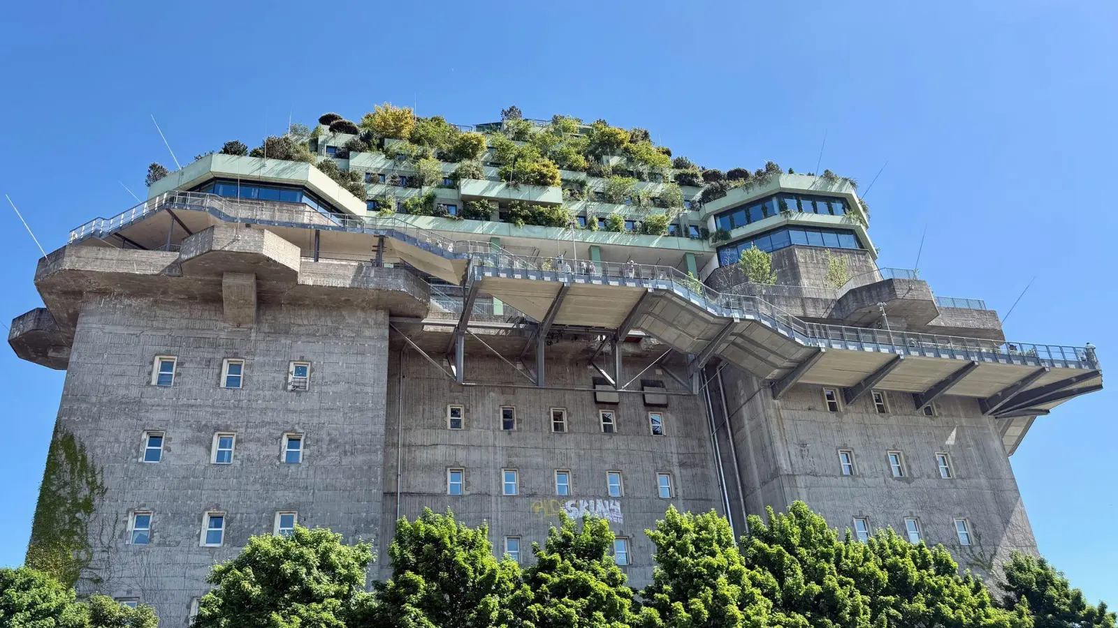 Bekanntestes Beispiel für eine Umnutzung: Der Flakbunker in St. Pauli gehört zu den größten, die jemals gebaut wurden. (Foto: Wolfgang Stelljes/dpa-tmn)
