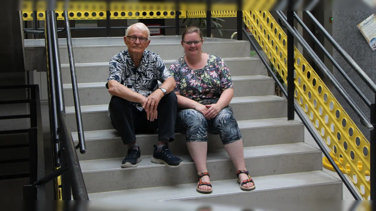 Der ehemalige Geschichtslehrer Thilo Pohle mit seiner Filmschülerin Katrin Schmidt auf den Treppen der Realschule, auf denen er das erste Mal von dem Schicksal des Großvaters eines Schülers hörte. (Foto: Emilia Braun)
