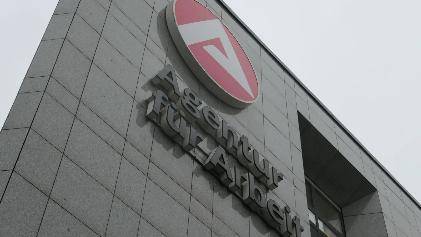 Mit Hilfe und Härte sollen die Behörden den Hilfebeziehenden begegnen. (Archivfoto) (Foto: Helge Toben/dpa)