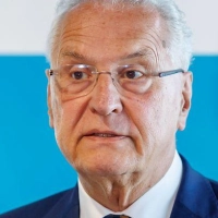 Bayerns Innenminister Joachim Herrmann (CSU) hält nichts von einem SPD-Vorschlag, im Grundgesetz eine Gemeinschaftsaufgabe zur Klimaanpassung festzuschreiben. (Archivbild) (Foto: Daniel Karmann/dpa)