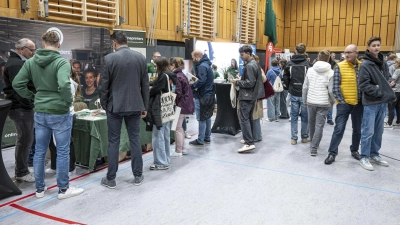 Zahlreiche Firmen stellen sich auf der Ausbildungsplatzbörse vor. Im persönlichen Gespräch können die zukünftigen Azubis mehr über ihren Traumberuf erfahren. Statten Sie der Messe einen Besuch ab und überzeugen Sie sich selbst! Parkmöglichkeiten bestehen an der Markgrafenhalle und dem Landratsamt. Diese sind ca. 200 Meter von der Berufsschule entfernt. (Foto: Landratsamt Neustadt a.d.Aisch-Bad Windsheim)