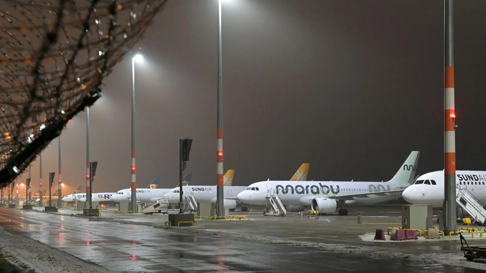Mit geringeren Steuern und Gebühren könnte sich das Flugangebot vergrößern. (Symbolbild) (Foto: Michael Bahlo/dpa)