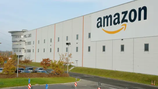 Der US-Konzern Amazon will das Logistikzentrum in Brieselang nahe Berlin schließen. (Foto: Bernd Settnik/dpa-Zentralbild/dpa)