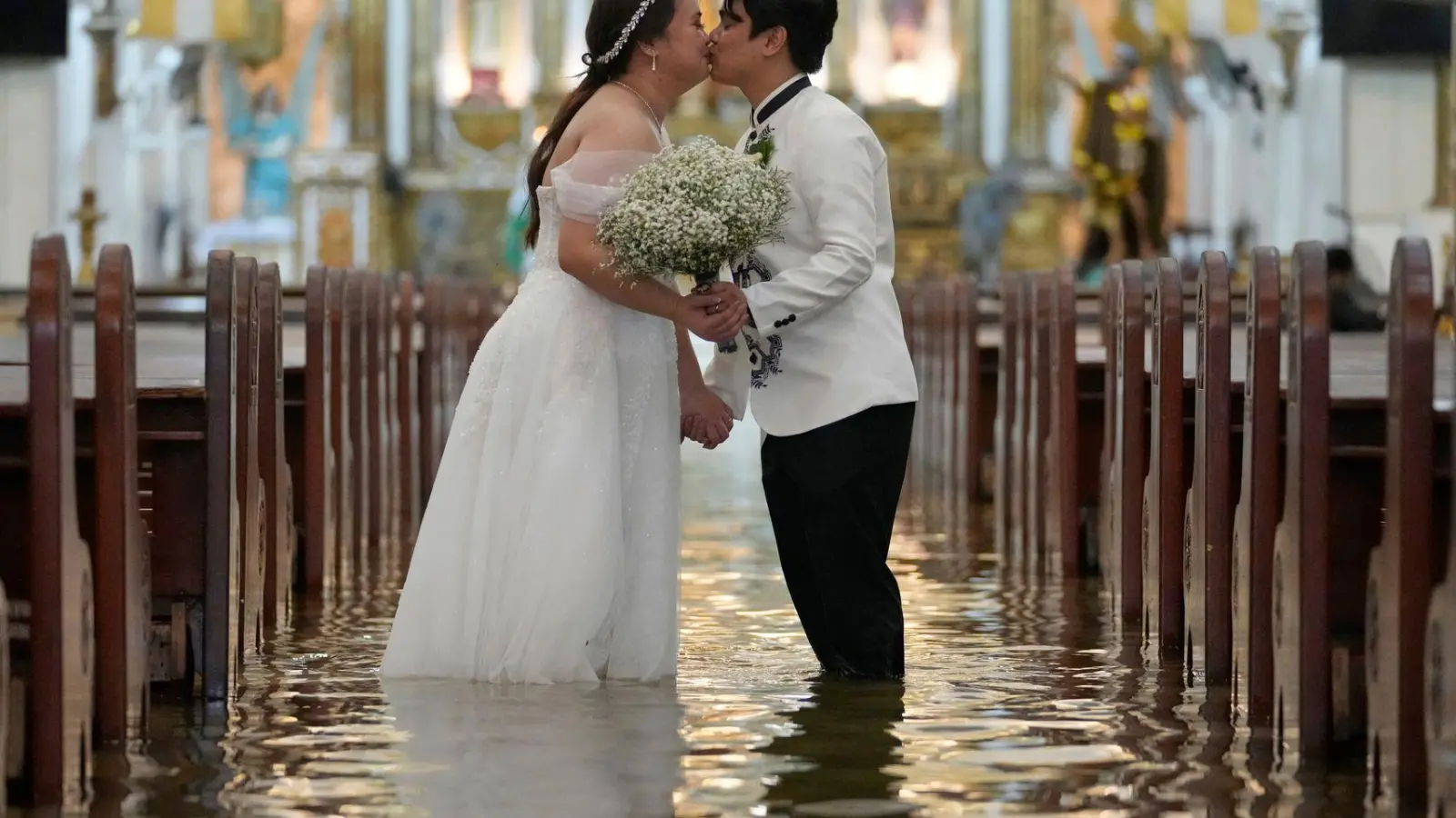 Das Paar wollte die Hochzeit unbedingt durchziehen. (Foto: Aaron Favila/AP/dpa)