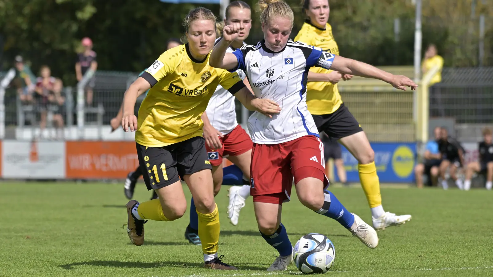 Irma Schittek (rechts) erzielte für den Hamburger SV eines der Tore im Hinspiel gegen Weinberg (links Marlene Ganßer). (Foto: Martin Rügner)