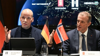 Haben ehrgeizige Pläne im All: Die Chefs von Helsing und Kongsberg. (Foto: Jens Kalaene/dpa)