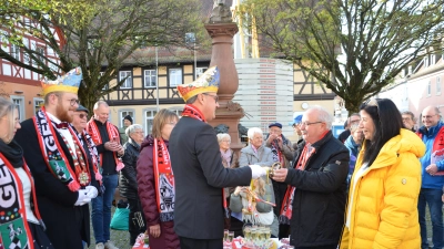 Die Faschingszeit in Neustadt wurde pünktlich am 11.11. um 11.11 Uhr auf dem Marktplatz mit der traditionellen Übergabe des Rathausschlüssels eingeläutet.  (Foto: Christa Frühwald)