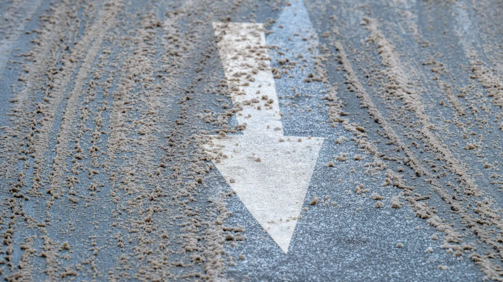 In Bayern könnte Schneematsch die Straßen rutschig werden lassen. (Symbolbild) (Foto: Armin Weigel/dpa)